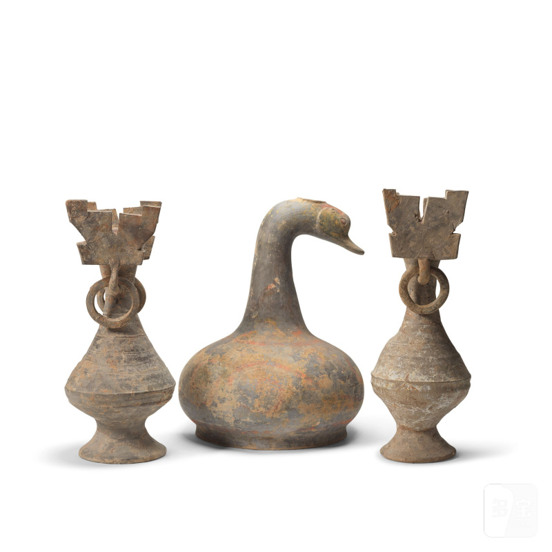 漢及春秋 灰陶加彩雁頭瓶一件及饕餮紋瓶一對 | A PAINTED GREY POTTERY GOOSE-FORM VESSEL AND A PAIR OF POTTERY VASES WITH TAOTIE AND LOOSE RING HANDLES - 图2
